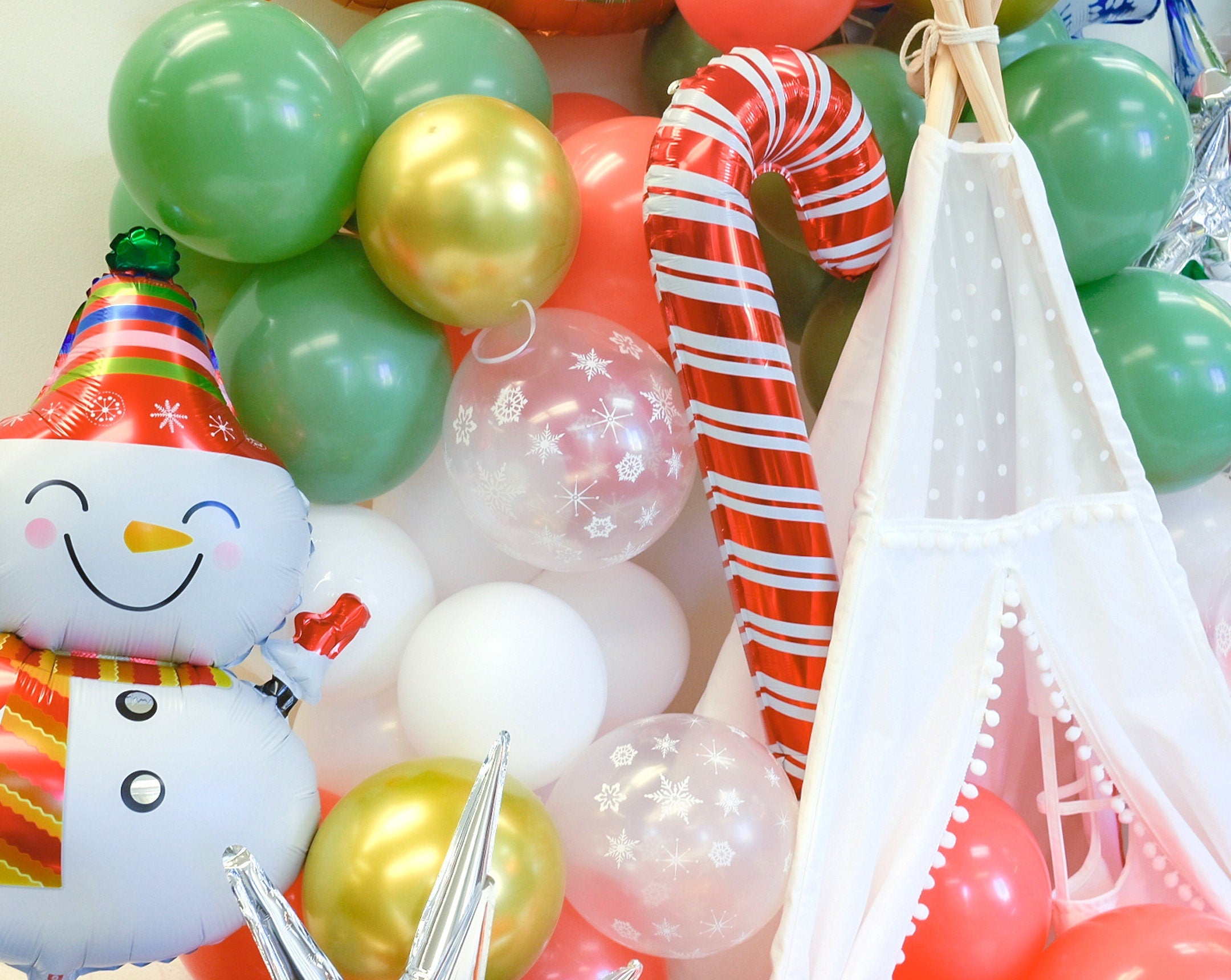 Friendsmas Christmas Decorations | Winter Wonderland 1st Birthday Balloon Arch | Winter 1st Birthday Party | Winter Baby Shower